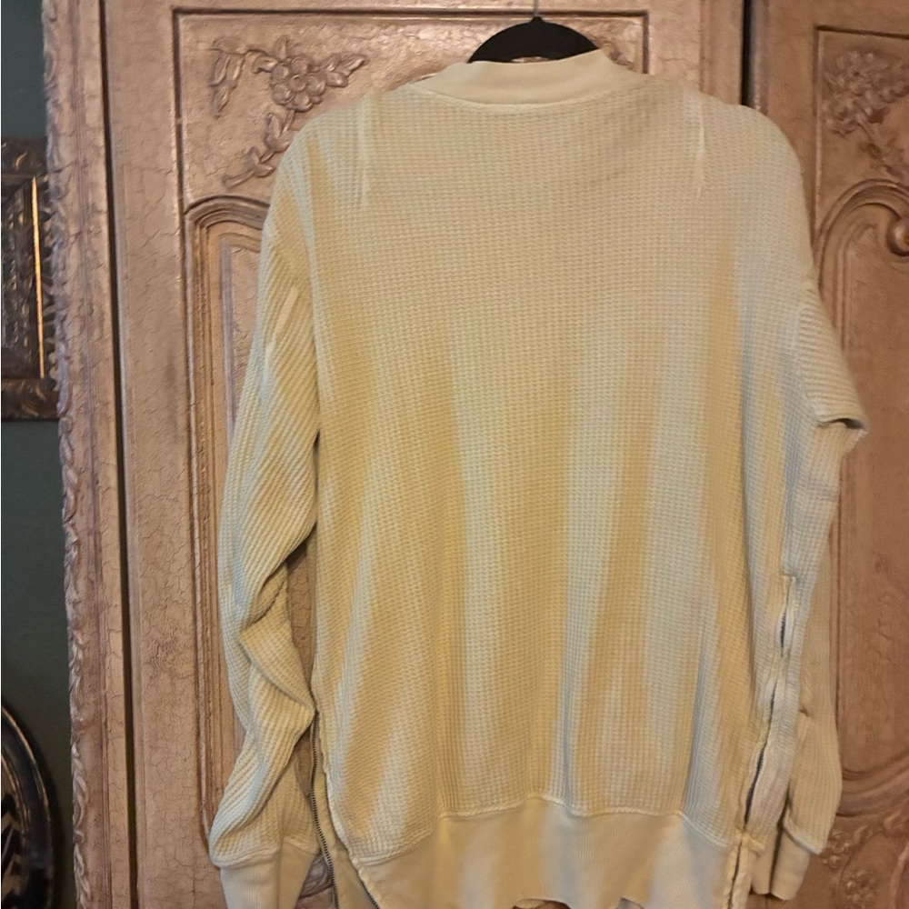 Free People One Lupo Bomber Cardi NWOT
Size S/P soft yellow - Picture 6 of 8